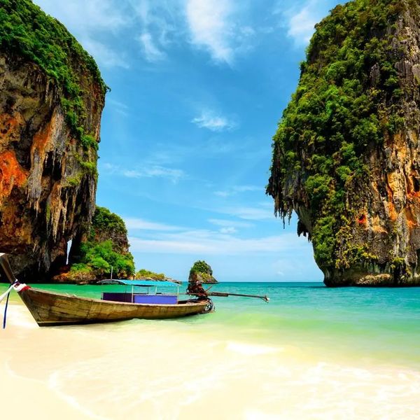 Bambusowe Łodzie Złotego Buddy