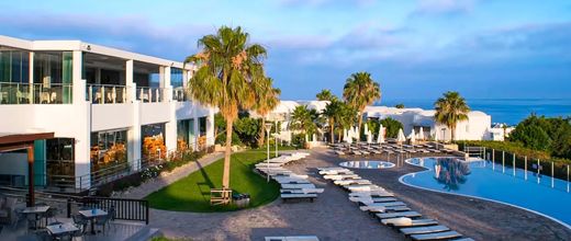 Theo Sunset Bay Holiday Village